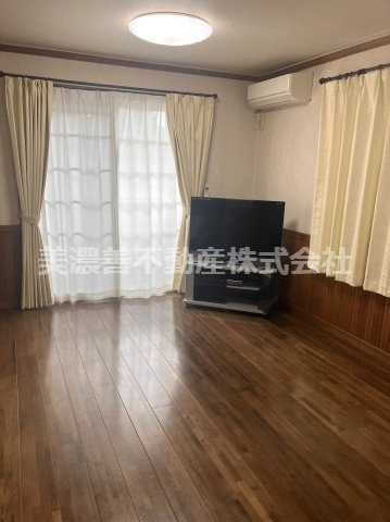 ６５１９３　岐阜市川部中古戸建ての居間・リビング