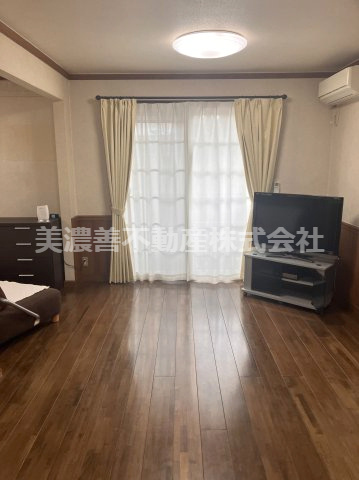 ６５１９３　岐阜市川部中古戸建ての居間・リビング