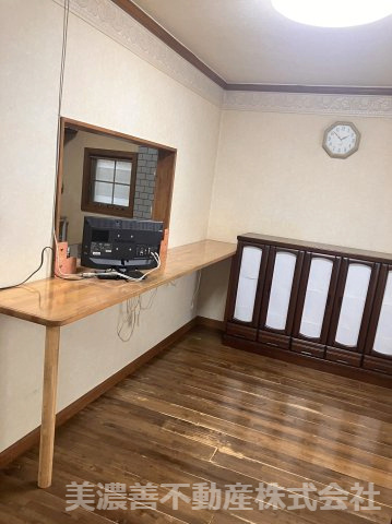 ６５１９３　岐阜市川部中古戸建ての居間・リビング