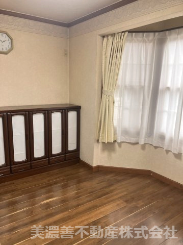 ６５１９３　岐阜市川部中古戸建ての居間・リビング