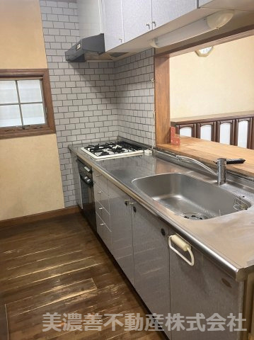 ６５１９３　岐阜市川部中古戸建てのキッチン