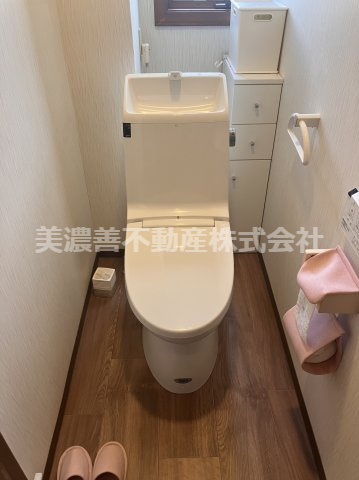 ６５１９３　岐阜市川部中古戸建てのトイレ