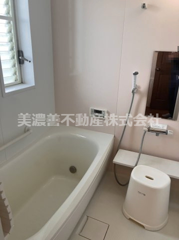 ６５１９３　岐阜市川部中古戸建ての浴室