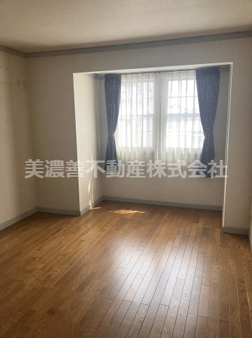 ６５１９３　岐阜市川部中古戸建ての洋室