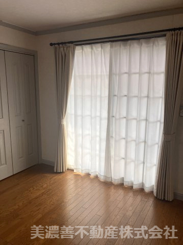 ６５１９３　岐阜市川部中古戸建ての洋室