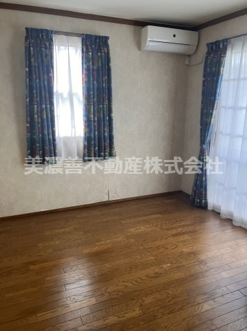 ６５１９３　岐阜市川部中古戸建ての洋室