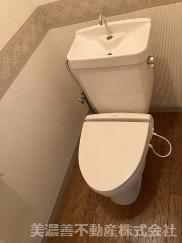 ６５１９３　岐阜市川部中古戸建てのトイレ