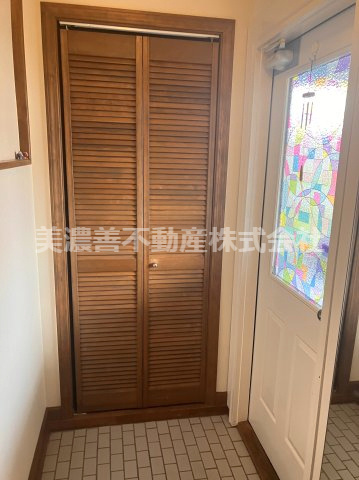 ６５１９３　岐阜市川部中古戸建ての玄関