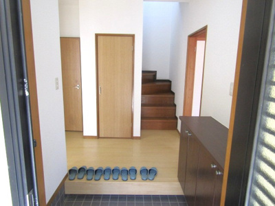 【玄関】 | 【再生住宅】南アルプス市山寺 | 収納もある玄関です