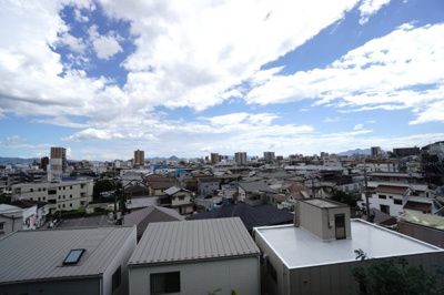 【展望】 | 【上質リノベ】高須マンション | 【四季を感じる】
四季の移ろい・爽やかな青空や風を感じられ
自然を愉しめるパノラマビュー。
毎日の暮らしに余裕を感じさせてくれる、
遮る物の無い開放的な眺望を是非、ご堪能ください。