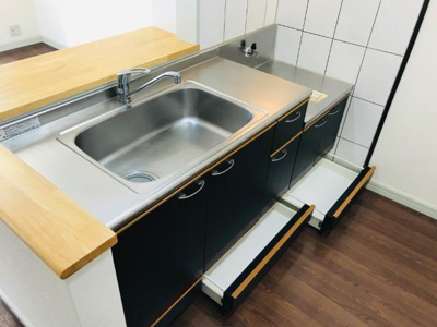 【洋室】 | プレサス・ガーデン | 足元にも収納あります。