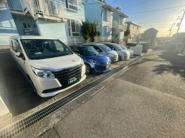 クィーンズコート東落合B棟の駐車場