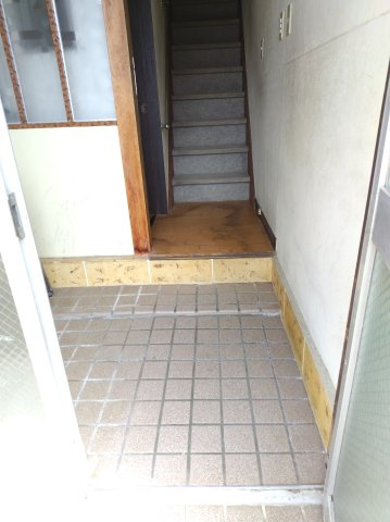 ６５２０８　岐阜市鏡島精華中古戸建ての玄関