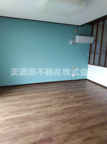 ６５２０８　岐阜市鏡島精華中古戸建ての居間・リビング