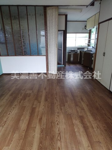 ６５２０８　岐阜市鏡島精華中古戸建ての居間・リビング