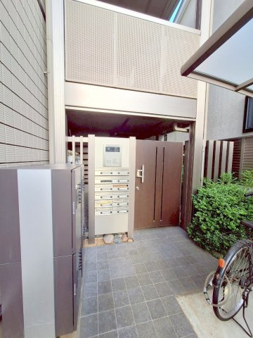 Ｃｒｅｓｔ Ｃｏｕｒｔ　のエントランス|★門扉オートロック付きのエントランス★