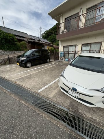フレール奥須磨の駐車場