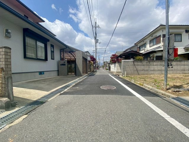 鈴原町１丁目の前面道路含む現地写真|物件のことはもちろん、教育施設・スーパー・公園・公共機関といった周辺の住環境も車でご案内いたします！