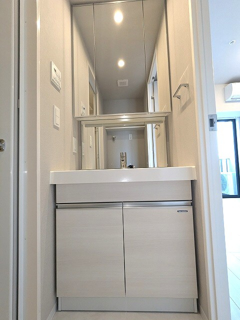 Urbanex上野元浅草の洗面所|三面鏡付・ハンドシャワー付の独立洗面台