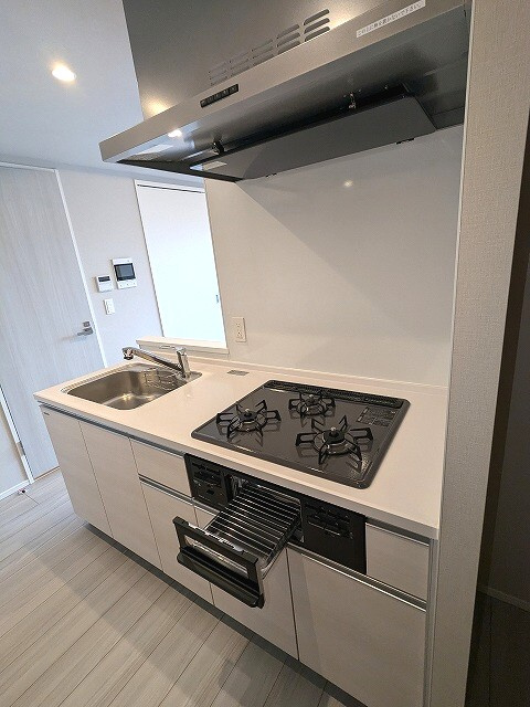 Urbanex上野元浅草の設備|グリル付ガス3口システムカウンターキッチン、瀟洒でお手入れ楽なガラストップコンロ、広々のシンク、ハンドシャワー、豊富な収納