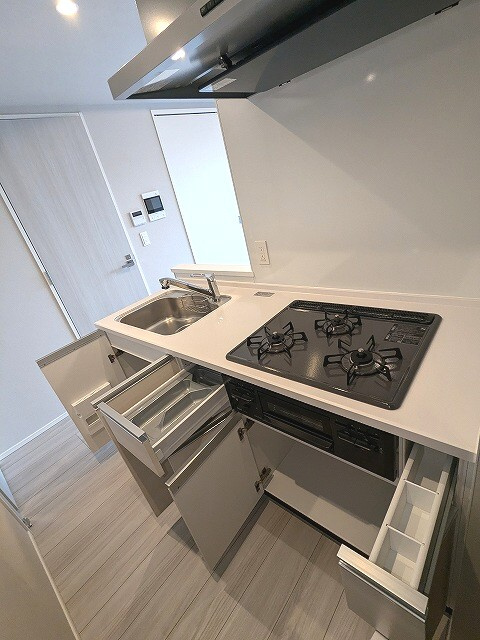 Urbanex上野元浅草の設備|グリル付ガス3口システムカウンターキッチン、瀟洒でお手入れ楽なガラストップコンロ、広々のシンク、ハンドシャワー、豊富な収納