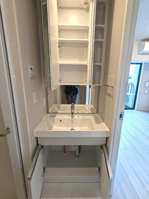 Urbanex上野元浅草の設備|三面鏡付・ハンドシャワー付の独立洗面台