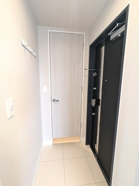 Urbanex上野元浅草の設備|ディンプルキーダブルロックセキュリティ、玄関に姿見鏡付き、人感センサー付玄関ライト