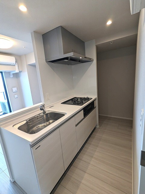 Urbanex上野元浅草のキッチン|グリル付ガス3口システムカウンターキッチン、瀟洒でお手入れ楽なガラストップコンロ、広々のシンク、ハンドシャワー、豊富な収納