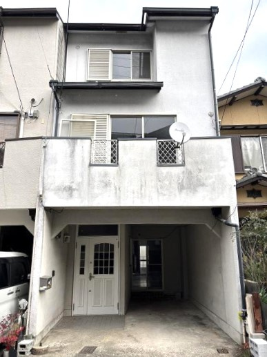 鳴滝川西町の外観