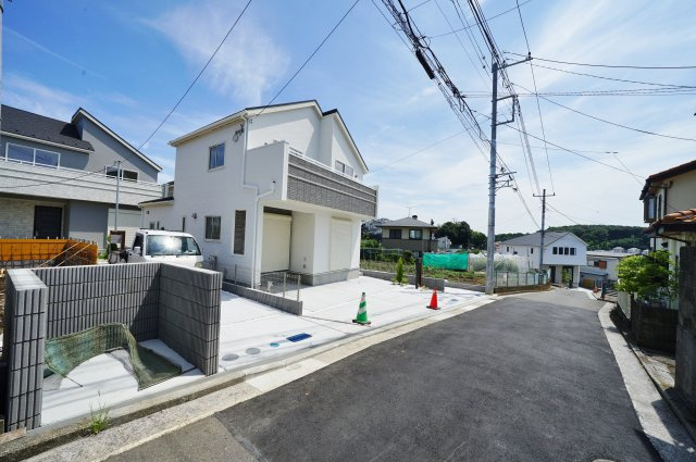 【横浜市保土ケ谷区上菅田町843-8全3棟新築戸建て】★仲介手数料無料★（上菅田笹の丘小学校・上菅田中学校）の前面道路含む現地写真