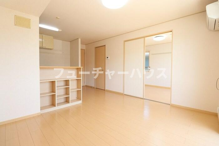 ＲＯＹＡＬ　ＧＡＲＤＥＮ　ＣＡＳＡＨＡＲＡ　Ｅの居間・リビング