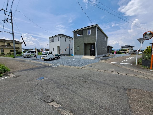 新築　安中市古屋第1　クレイドルガーデン　2号棟の前面道路含む現地写真|北側接道幅員約5.1ｍ　東側接道幅員約4.4ｍ