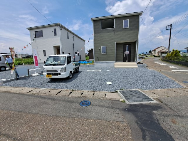 新築　安中市古屋第1　クレイドルガーデン　2号棟の駐車場|現地写真　駐車スペースは並列2台分可能です！
