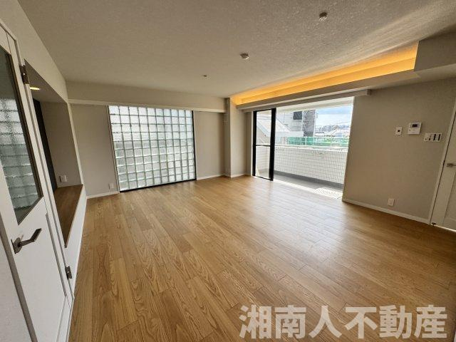 雪ノ下ロイアルハイツの居間・リビング|ゆったりとしたリビングです