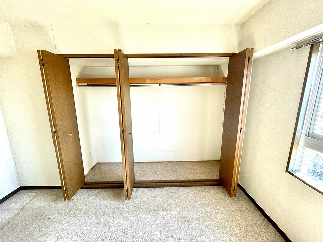 東峰マンション大牟田駅南の洋室