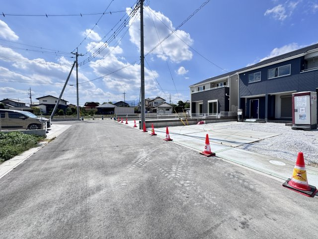 新築　渋川市八木原第２　2号棟の前面道路含む現地写真|現地写真　南側接道幅員約6ｍ	