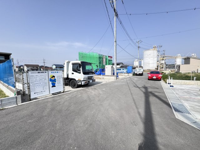 新築　渋川市八木原第２　3号棟の前面道路含む現地写真|現地写真　南側接道幅員約6ｍ	
