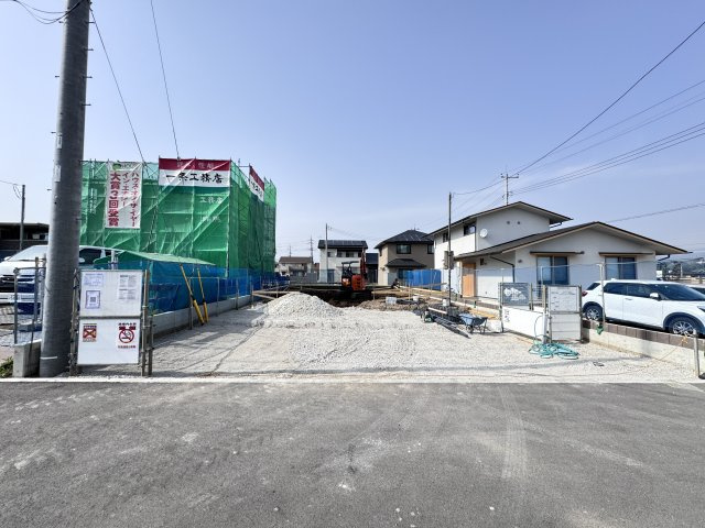 新築　渋川市八木原第２　3号棟の駐車場|現地写真　駐車スペースは6台分可能です！					
					
