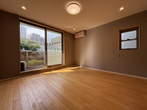 【洋室】 | 2面の窓から心地よい光と風を贅沢に採り込めるお部屋です。どの時間帯でも明るさをキープしやすく、室内の空気をすっきりと入れ替えられるため、毎日の暮らしを健康的でウェルビーイングなものへと導きます♪