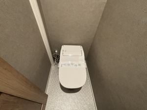 【トイレ】 | すっきりとしたスタイリッシュなデザインの温水洗浄機能付きトイレ。落ち着いたトーンの壁紙がアクセントとなり、個室ながらも心地よくリラックスできる空間です。日々の使いやすさと清掃性にも配慮されています。