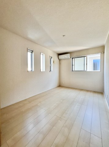 磐田市豊岡の洋室|北側にある6.7帖の洋室ですが
二面採光で充分明るさを感じられます。
