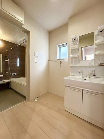 磐田市豊岡の洗面所|洗面所は広々としていて大人二人並んでも動線が確保できます。玄関から近いので帰宅後すぐに手洗いができます。

