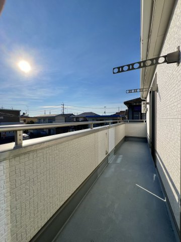 磐田市豊岡のバルコニー|ゆったりとしたベランダには壁付けの物干しが設置済です。
物干し台別途不要なので見た目もスッキリなおかつ
強風にも強く安定感があります。
