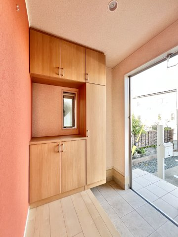 磐田市豊岡の玄関|玄関を入って正面のアクセントクロスが特徴的です。
気分も上がるビタミンカラーが来客をお迎えしてくれます。
