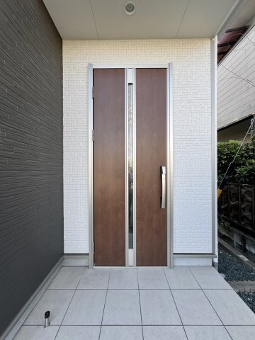 磐田市豊岡の玄関|玄関ポーチの屋根が、雨風の進入を防いでくれると共に
紫外線などによる玄関周りの劣化を軽減してくれます。
