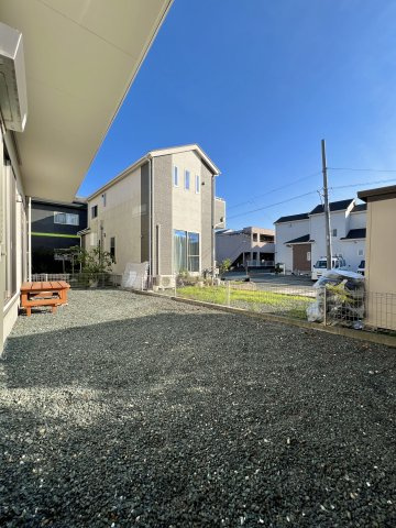 磐田市豊岡の庭|南面には陽当たりの良い庭があります。家庭菜園、花や植物を植えて季節の移り変わりを楽しんでみてはいかがでしょうか。
