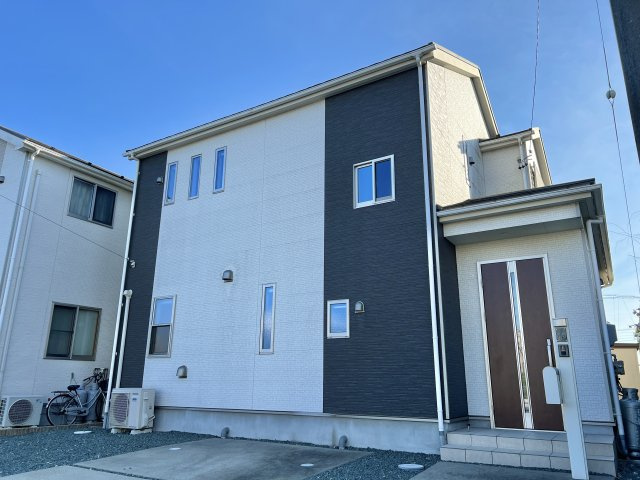 磐田市豊岡の外観|ツートンカラーのスタイリッシュな外観が目を引きます。
