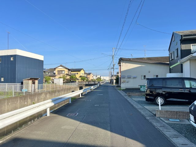磐田市豊岡の前面道路含む現地写真|前面道路は往来も少なく
ゆっくり余裕を持って駐車する事が出来ます。
