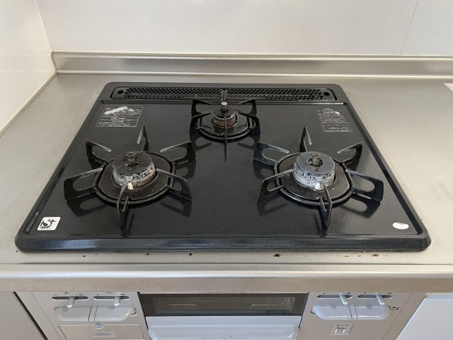 磐田市豊岡の設備|機能的な三つ口ガスコンロです。