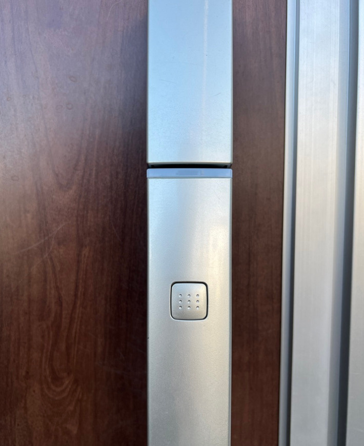 磐田市豊岡の設備|便利なワンタッチキー機能搭載です。
鍵をささなくてもボタンを押すだけでドアの開閉ができます。